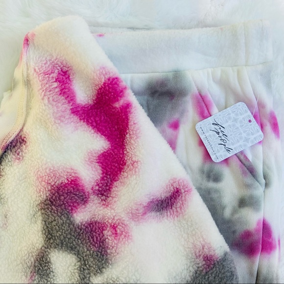 New FREE PEOPLE Tie~Dye 2~PC Set shorts sweatshirt - Picture 5 of 8